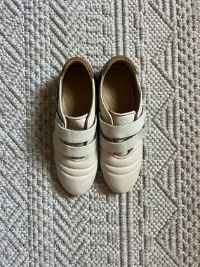 Vince cream leather sneakers, double velcro strap, gum sole 🤍